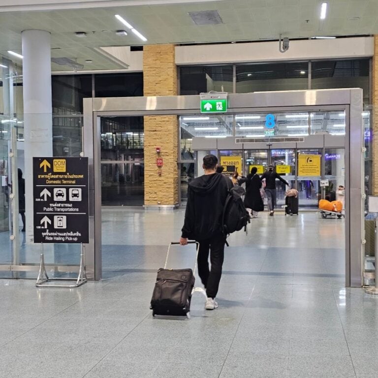 Flughafen in Phuket: Ausgang nach der Einreise. Unsere Erfahrungen mit der Einreise in Phuket, den Wartezeiten an der Einreisekontrolle und dem Fast-Track