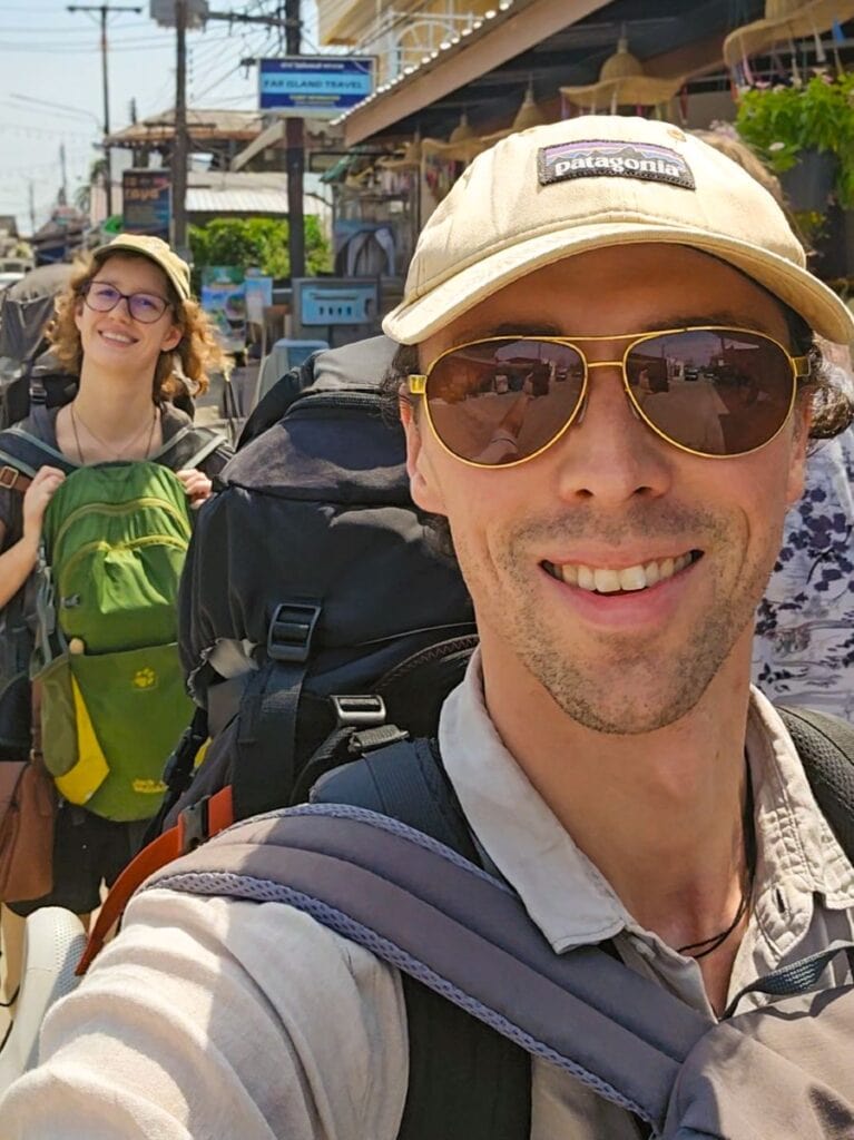 Theresa und Chris von Reisekröten, kurz nach der Ankunft auf Koh Lanta nach der Anreise von Phuket