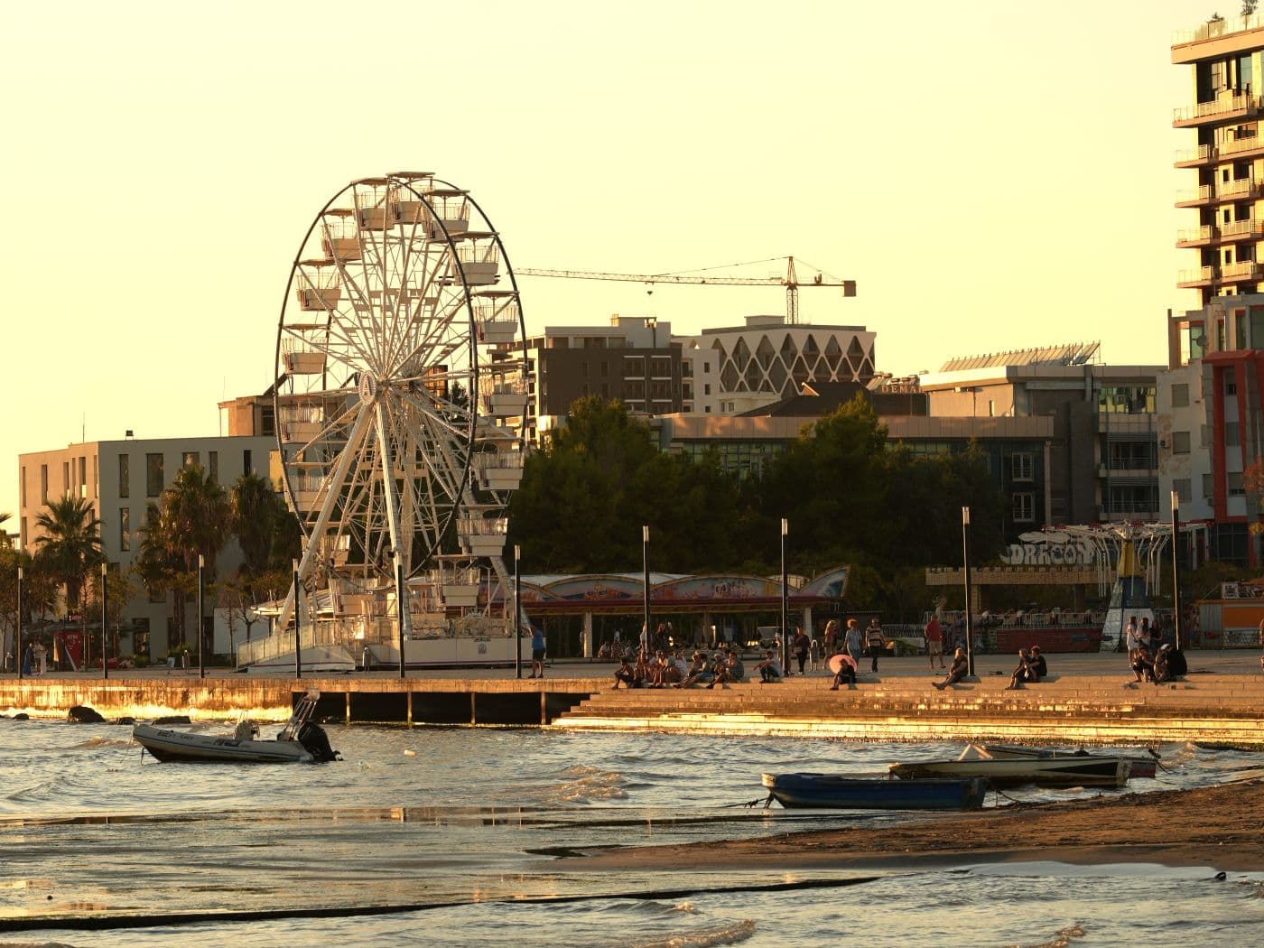 Hauptplatz von Vlora, mit Riesenrad, am Meer