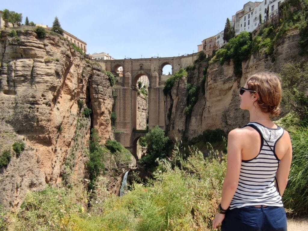 Theresa von Reisekröten in Ronda in Andalusien, die Brücke von Ronda im Hintergrund