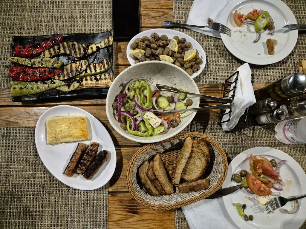 Authentisches, albanisches Essen in einem Restaurant in Vlora: Zgara te Aldi