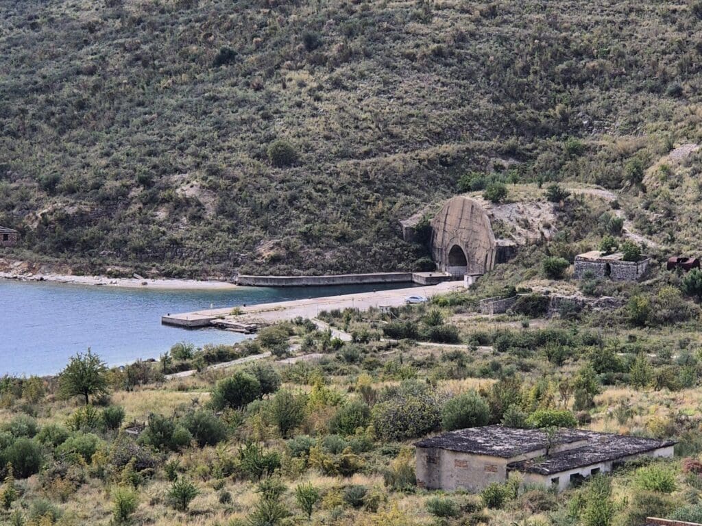 Alter U-Boot-Bunker in Albanien, nahe Himara