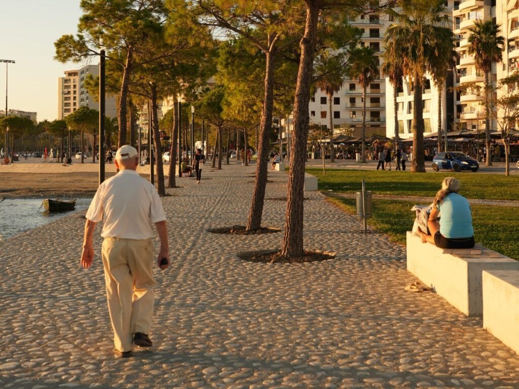 Park der an das Meer in Vlora grenzt, bei Sonnenuntergang