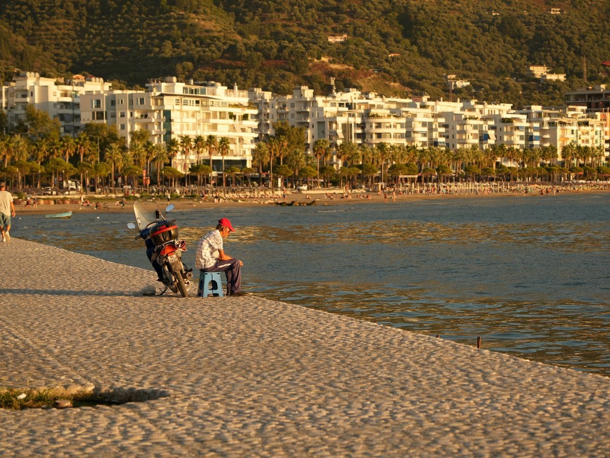 Ein Angler in Vlora, Albanien