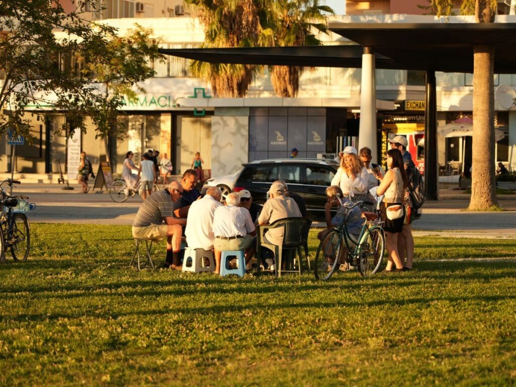 Eine Gruppe Herren in Vlora, schachspielend im Park