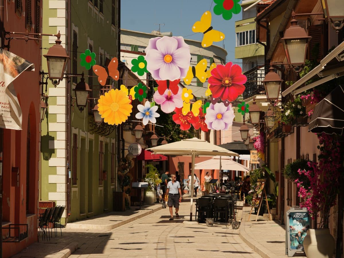 Farbenfrohe Altstadt von Vlora, Albanien.