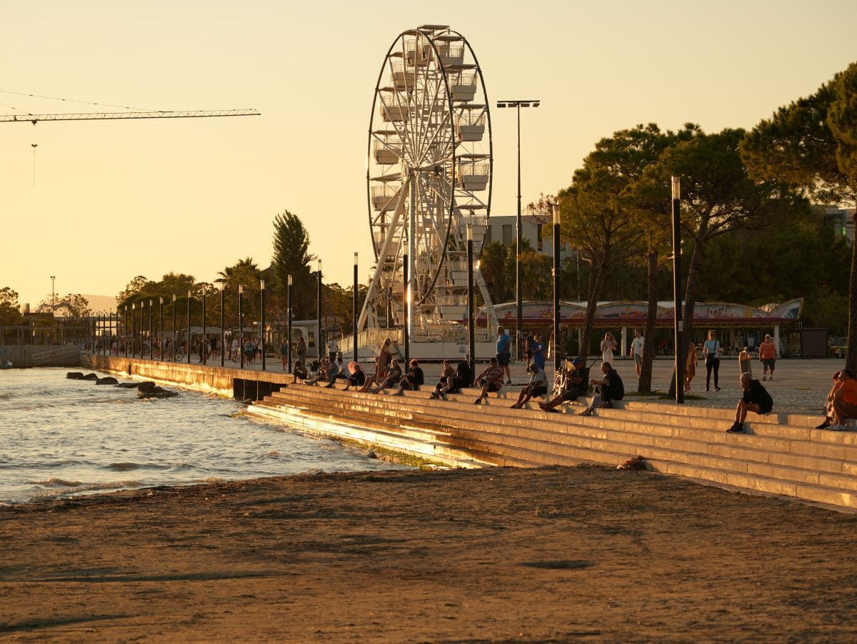 Promenade von Vlora mit Riesenrad an der Lungomare bei Sonnenuntergang