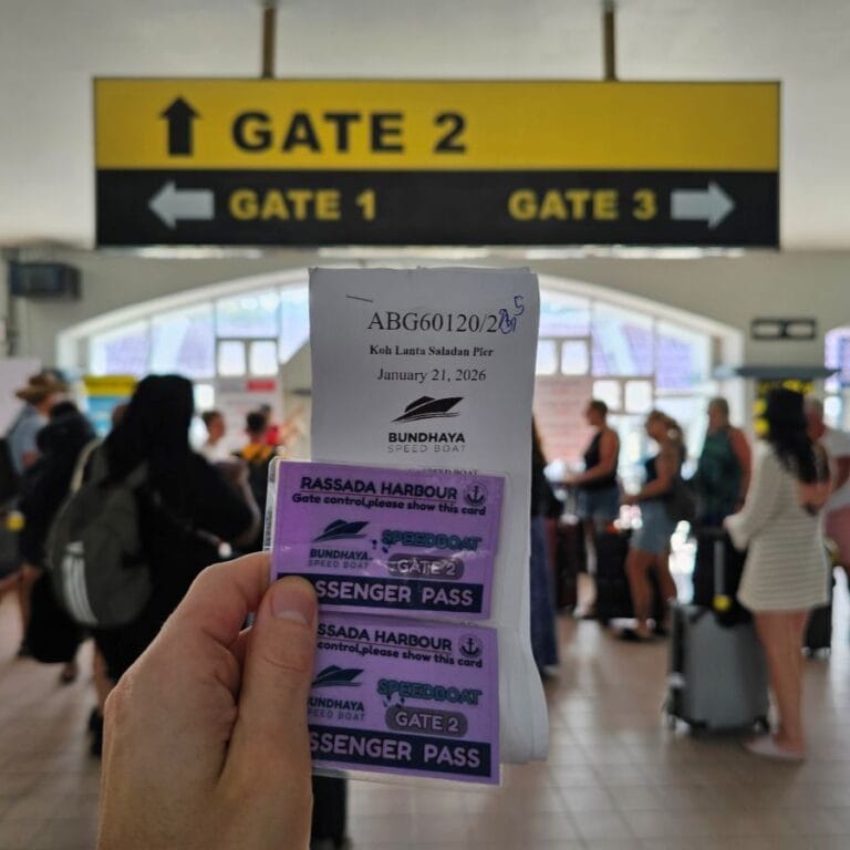 Von Phuket nach Koh Lanta: Mit der Fähre, dem Schnellboot, dem Minivan und dem Bus: Unsere Tipps und Erfahrungen, wie man zur Haupt- und Nebensaison von Phuket nach Koh Lanta kommt.