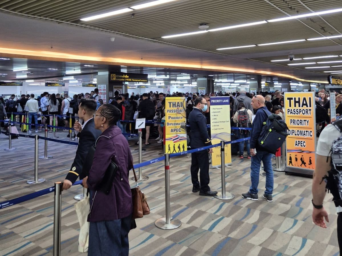 Große Menschenmenge, die am Phuket Flughafen vor der Einreisekontrolle wartet.