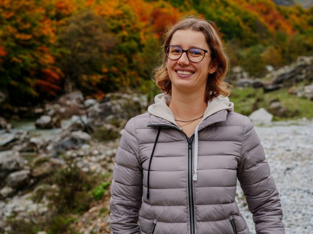 Theresa von Reisekröten in den Albanischen Bergen mit Daunenjacke