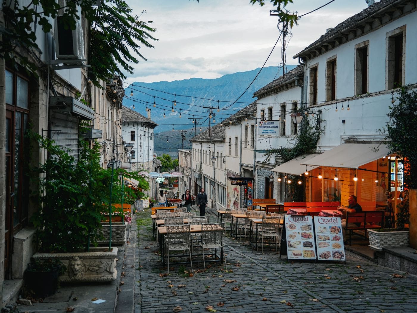 In der Altstadt von Gjirokastra: Bars, Cafés und authentische Unterkünfte