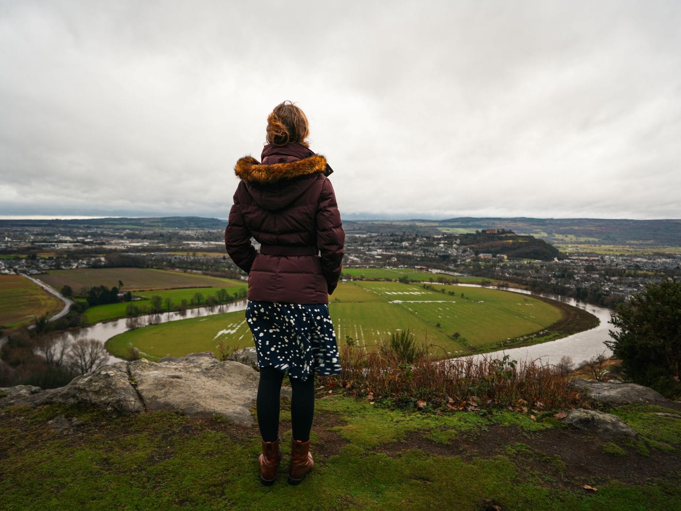 Theresa von Reisekröten blick vom Wallace Monument auf die Stadt Stirling, das Stirling Castle und den Fluss Forth