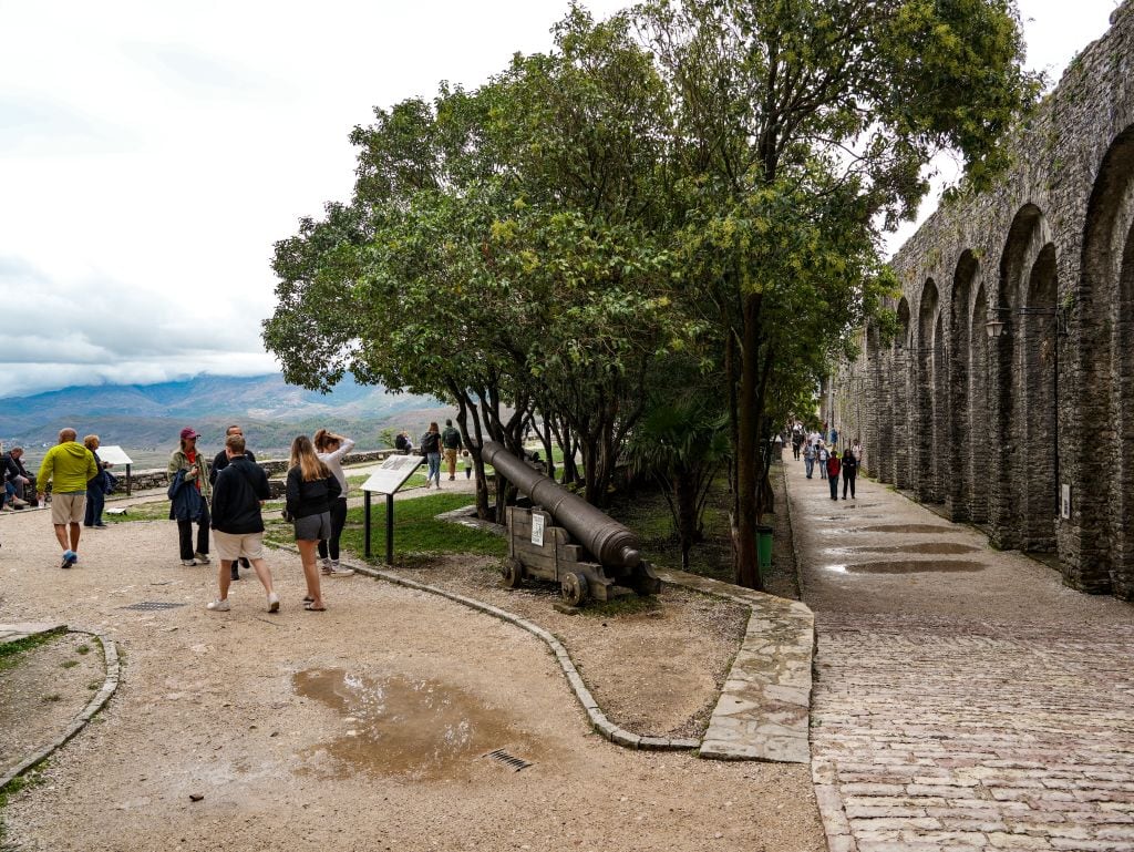 Außenbereich der Burg von Gjirokastra