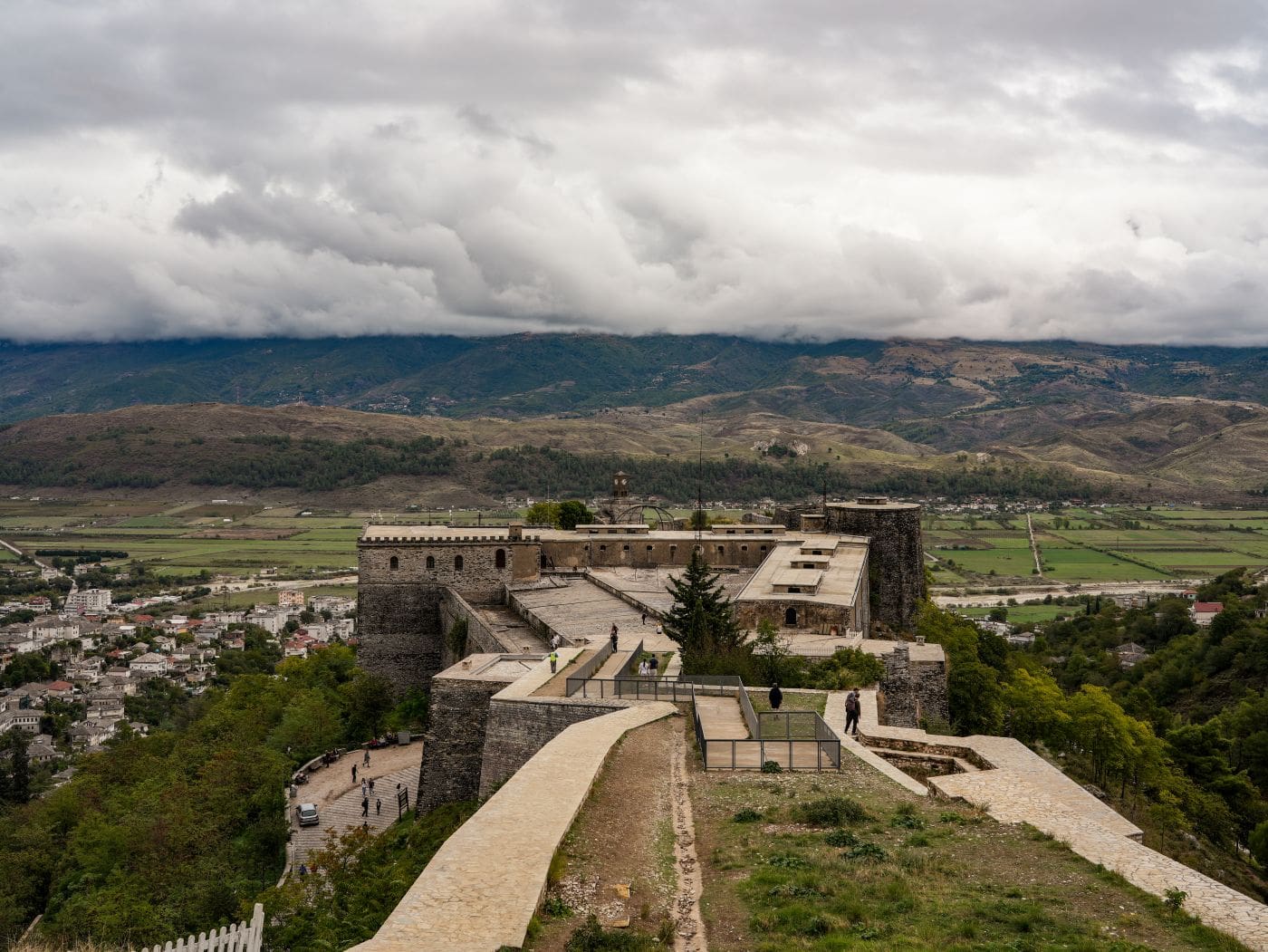Ausblick von der Burg von Gjirokastra auf die Berge