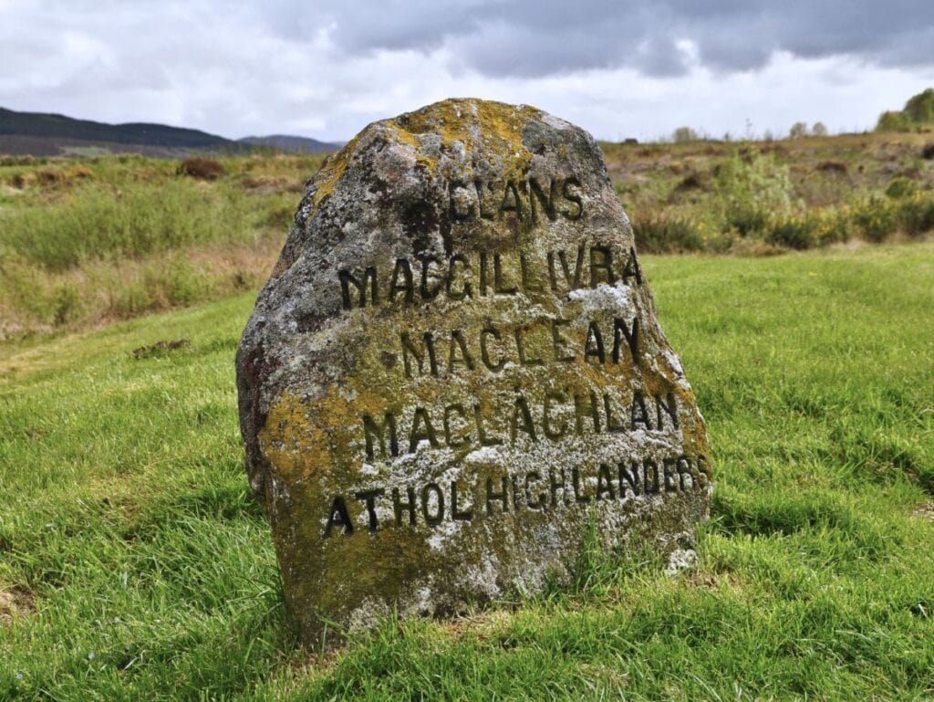 Gedenkstein auf dem Schlachtfeld von Culloden in Schottland