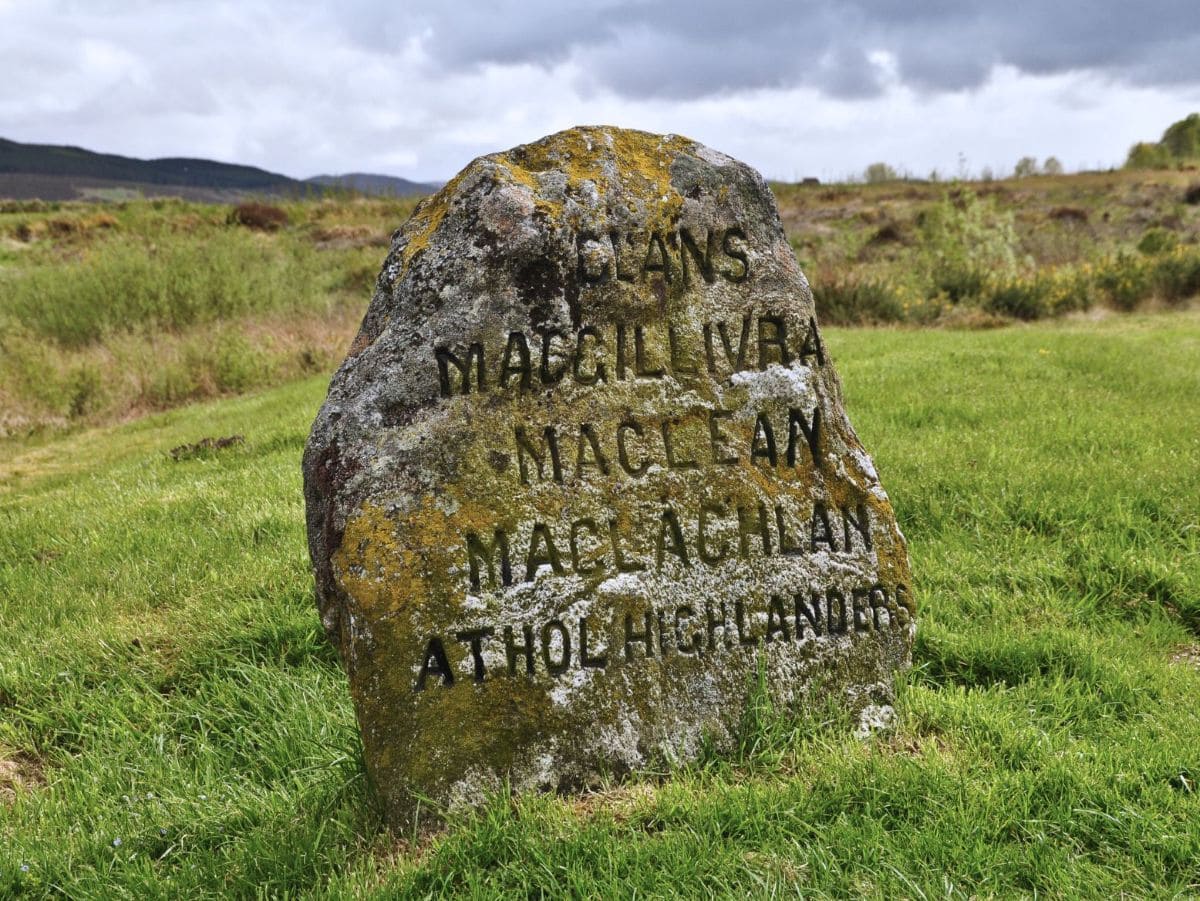 Gedenkstein auf dem Schlachtfeld von Culloden in Schottland