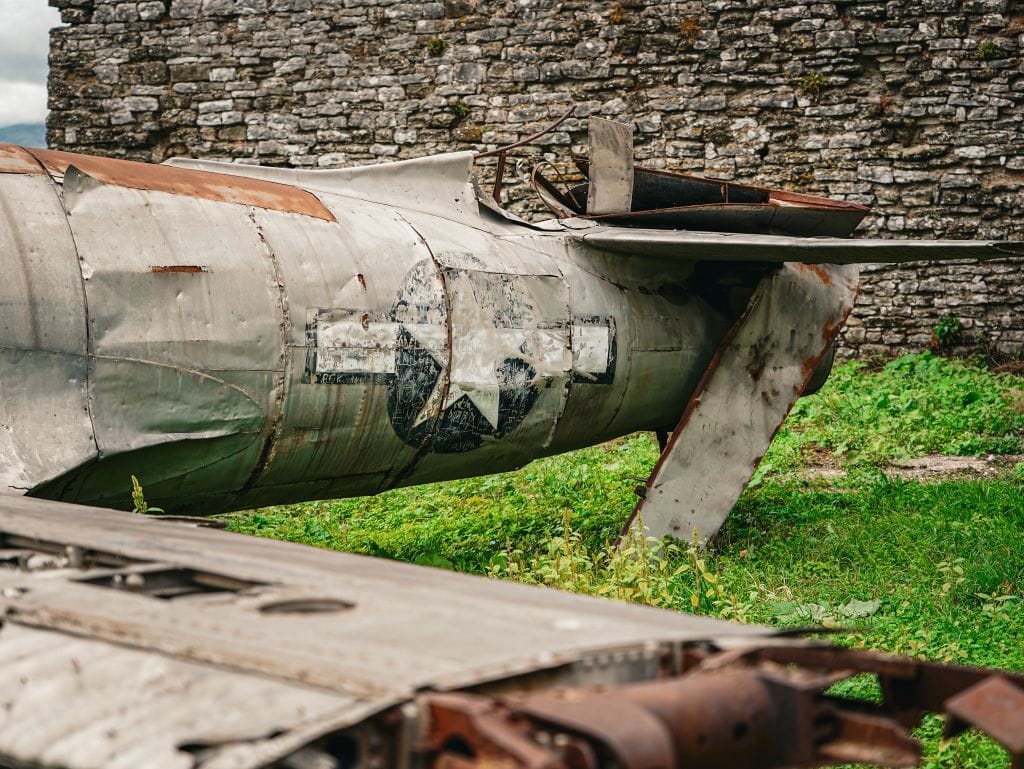 Altes US-Flugzeug auf der Burg von Gjirokastra