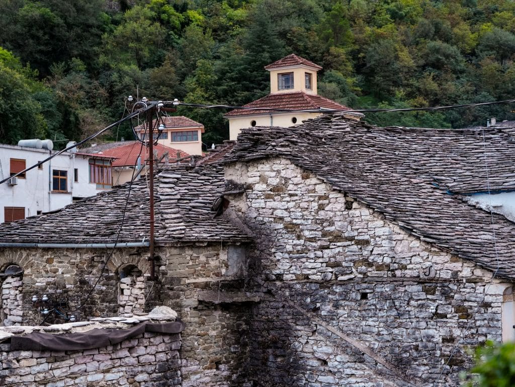 Typisches Steinhaus mit Steindach in Gjirokaster
