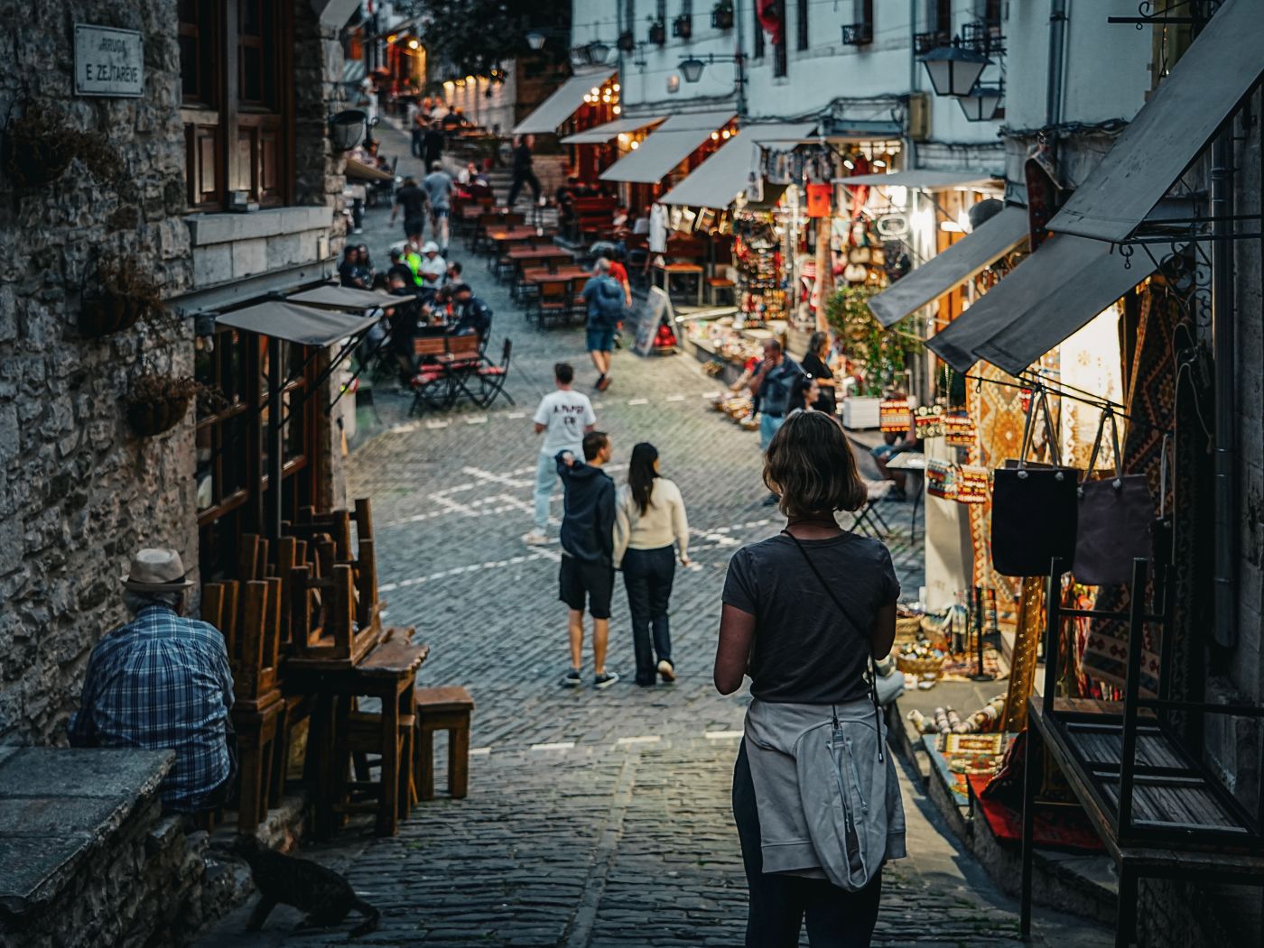 Am Abend in Gjirokastra: Warmes Licht erhellt den Basar in der Altstadt