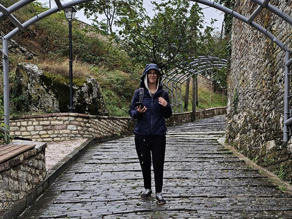 Theresa von Reisekröten, unterwegs in Gjirokastra, Albanien