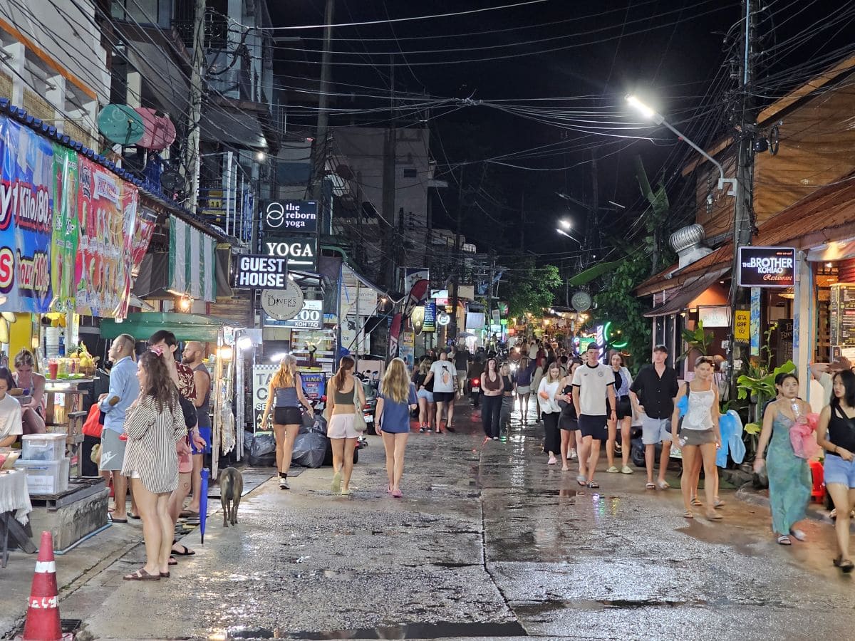 Sehr volle Straßen am Abend auf Koh Tao, Party-Tourismus, Müll und sehr laut