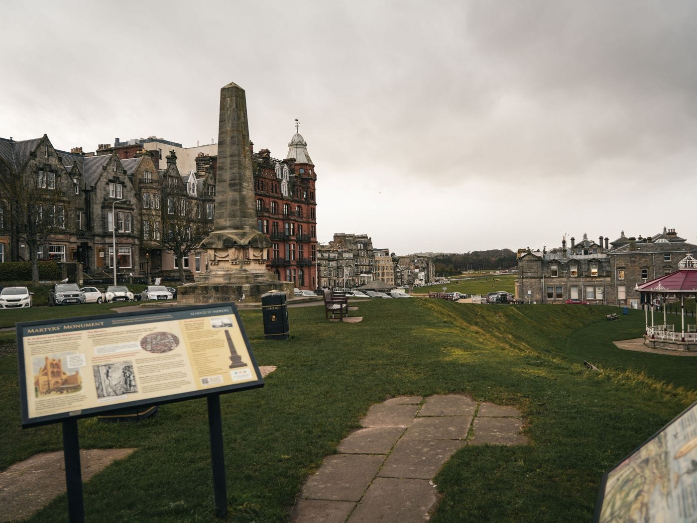 Das Martyrs Monument in St Andrews an der Küstenpromenade