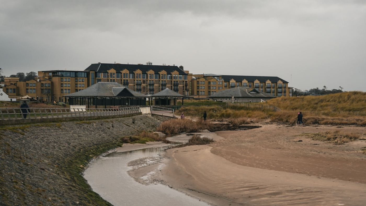 Das berühmte Old Course Hotel am Strand von St Andrews, direkt am Golfplatz