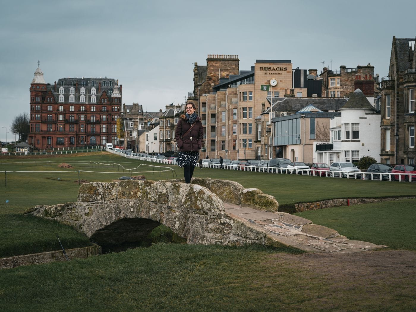Theresa von Reisekröten auf der kleinen Steinbrücke am Old Course Golfplatz in St Andrews in Schottland