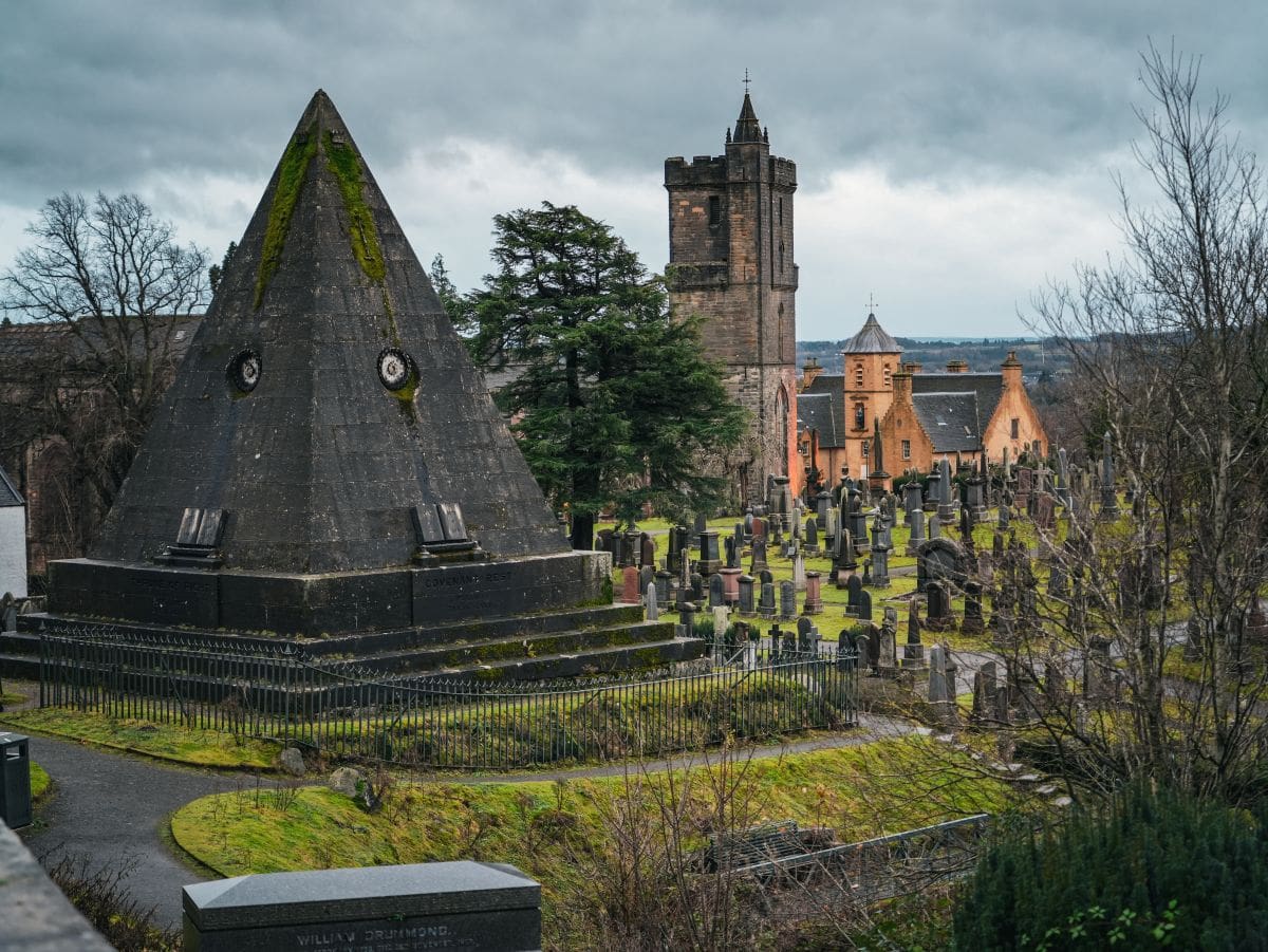 Friedhof der Altstadt von Stirling mit Pyramide