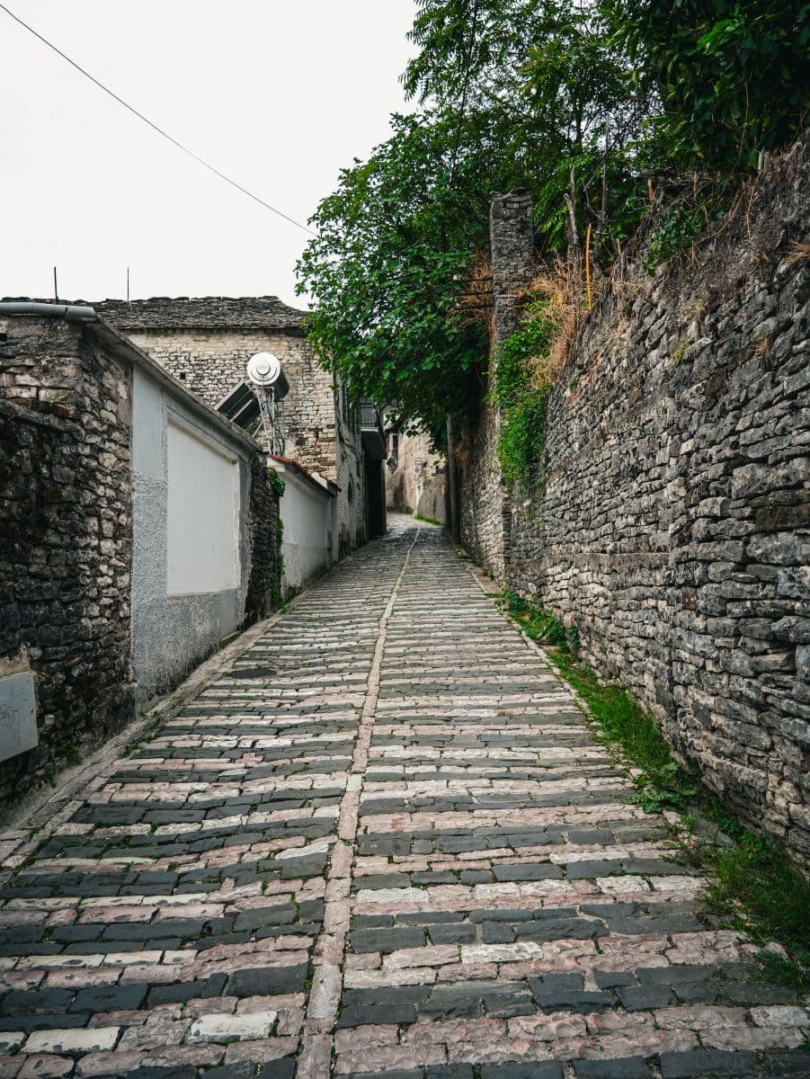 Typische Straße in Gjirokastra: glattgeschliffenes Kopfsteinpflaster und enge Mauern