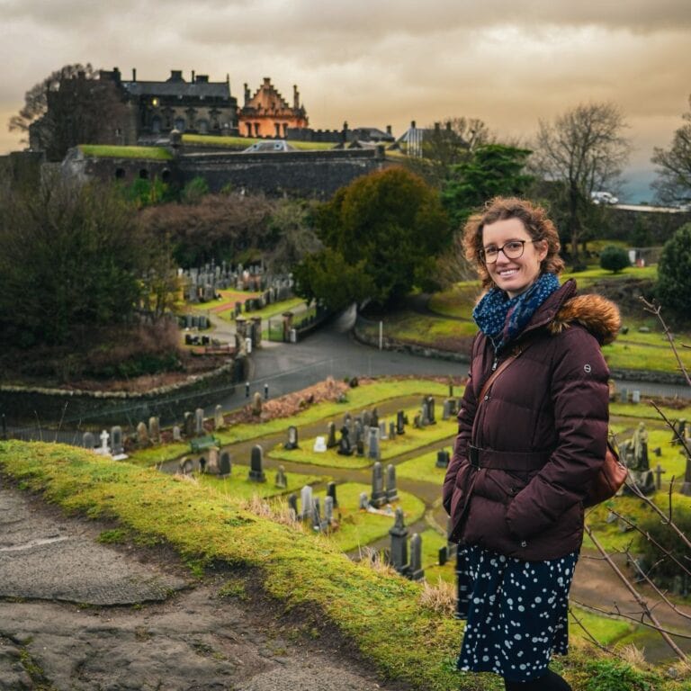 Theresa von Reisekröten vor dem Stirling Castle und dem benachbarten Old Town Cemetery