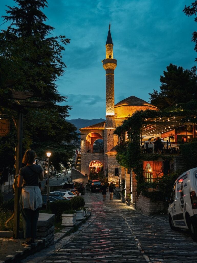 wunderschöne Stimmung am Abend in Gjirokastra