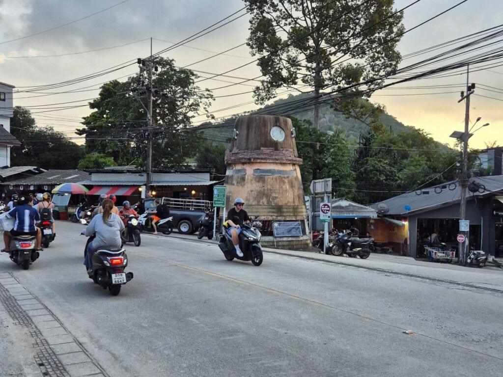 Roller und Verkehr auf Koh Tao