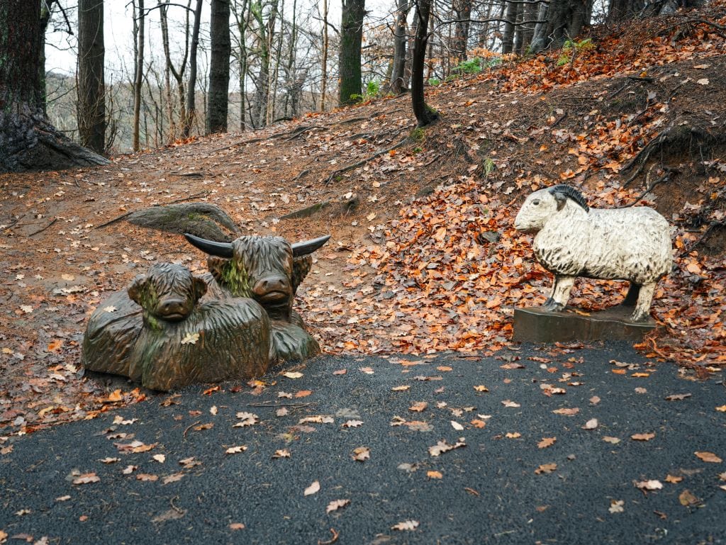 Holzfiguren entlang des Fußweges zum Wallace Monument
