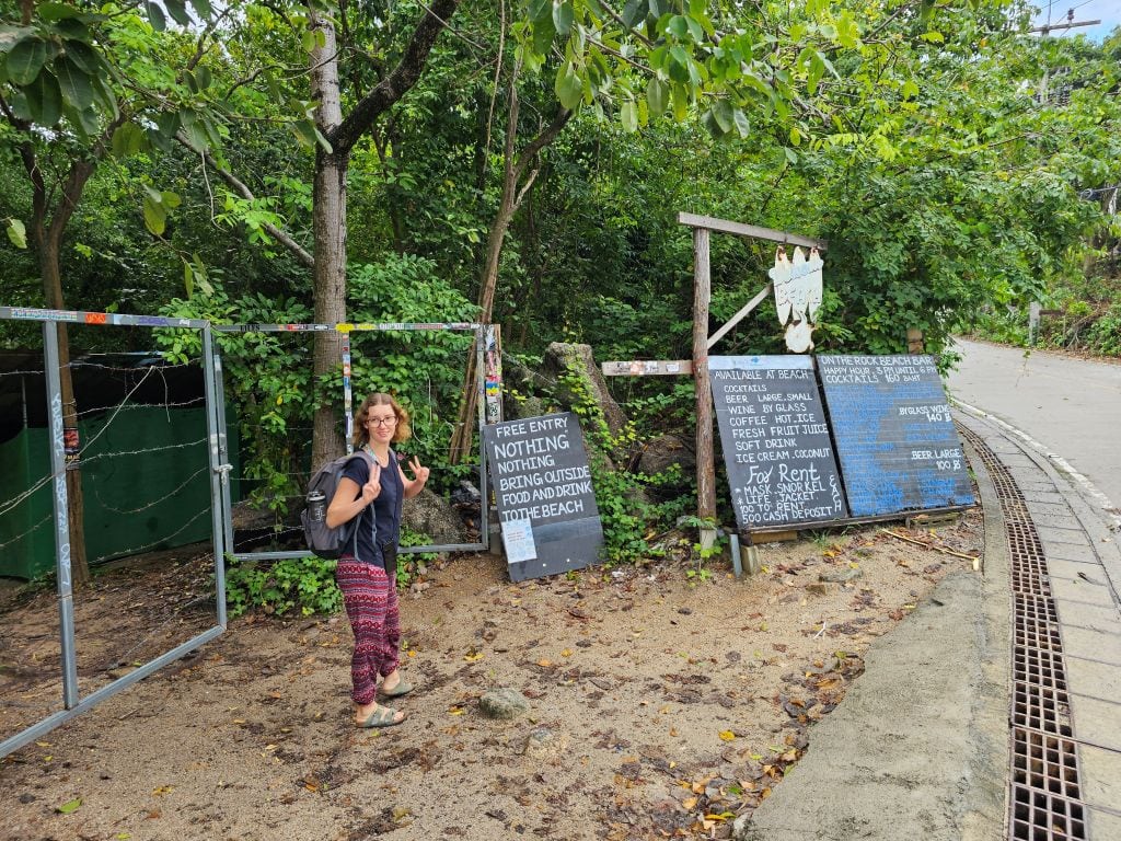 Zugang zur Shark Bay auf Koh Tao, mit Schildern, dass man keine eigenen Getränke mitbringen darf. Koh Tao ist vollständig kommerzialisiert und in mafiöse Strukturen eingebunden.