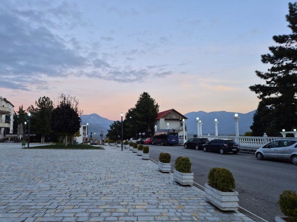 Der Ort Bajram Curr am Abend