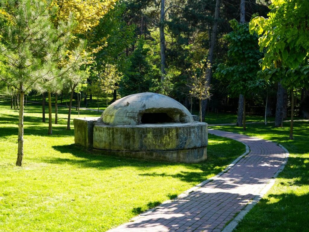 Bunker im Parku Rinia in Korca