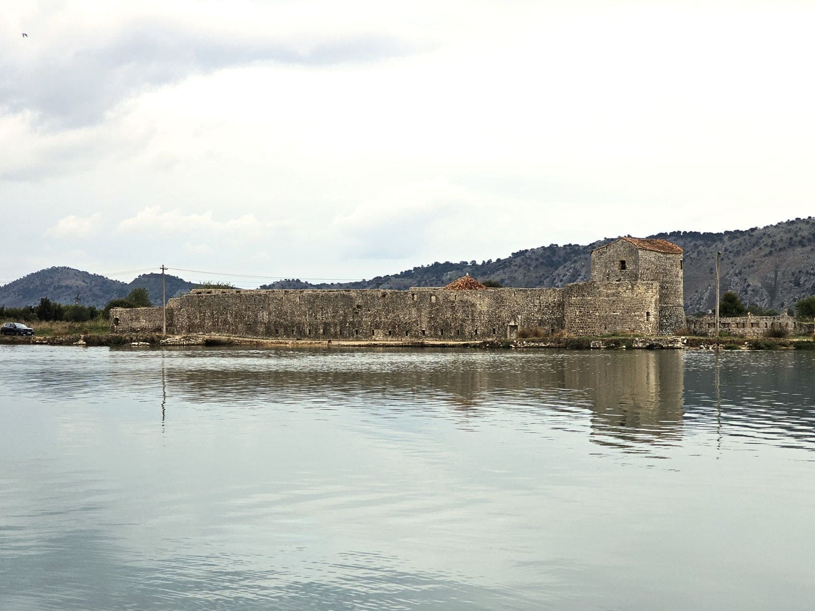 Venezianische Dreiecksburg in Butrint auf der anderen Flussseite