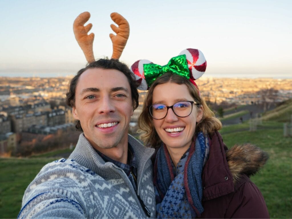 Chris und Theresa von Reisekröten auf dem Calton Hill in Edinburgh zu Weihnachten