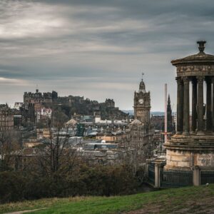 Informationen, Insidertipps und Fakten über den Calton Hill in Edinburgh, alle Aussichtspunkte mit den jeweiligen Sehenswürdigkeiten, sowie unsere Erfahrungen zum Besuch auf Calton Hill.
