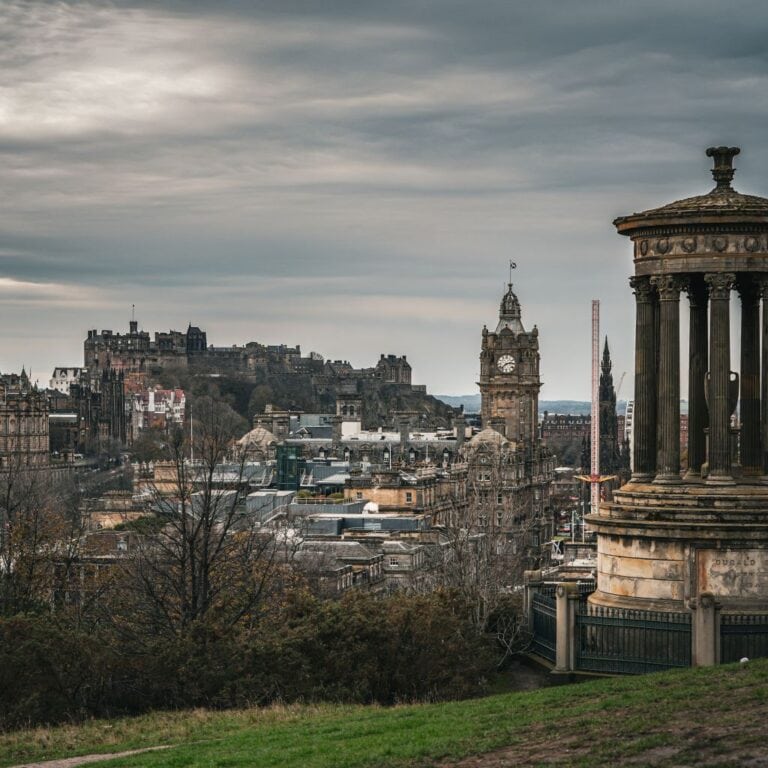 Informationen, Insidertipps und Fakten über den Calton Hill in Edinburgh, alle Aussichtspunkte mit den jeweiligen Sehenswürdigkeiten, sowie unsere Erfahrungen zum Besuch auf Calton Hill.