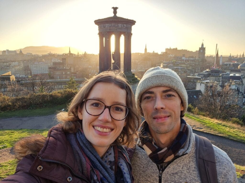 Theresa und Chris von Reisekröten auf dem Calton Hill bei Sonnenuntergang