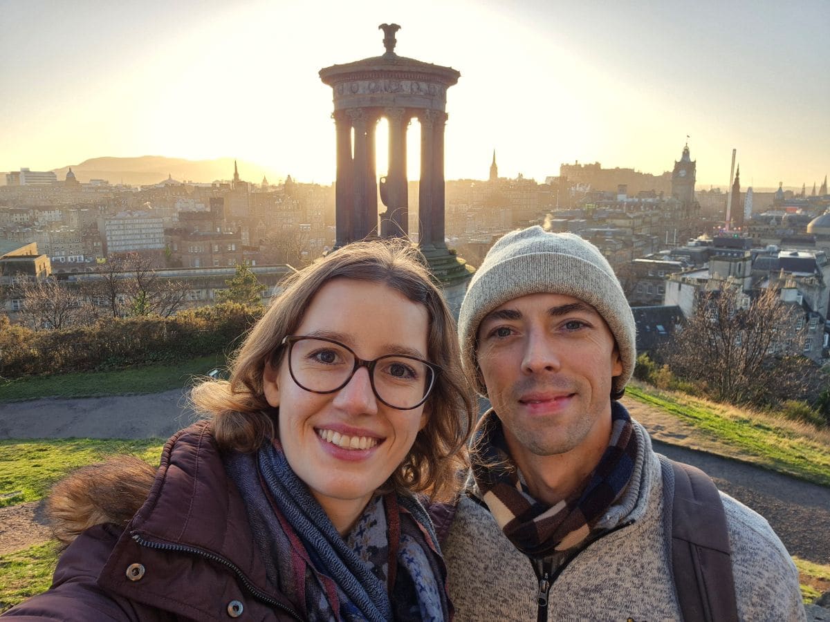 Theresa und Chris von Reisekröten auf dem Calton Hill bei Sonnenuntergang