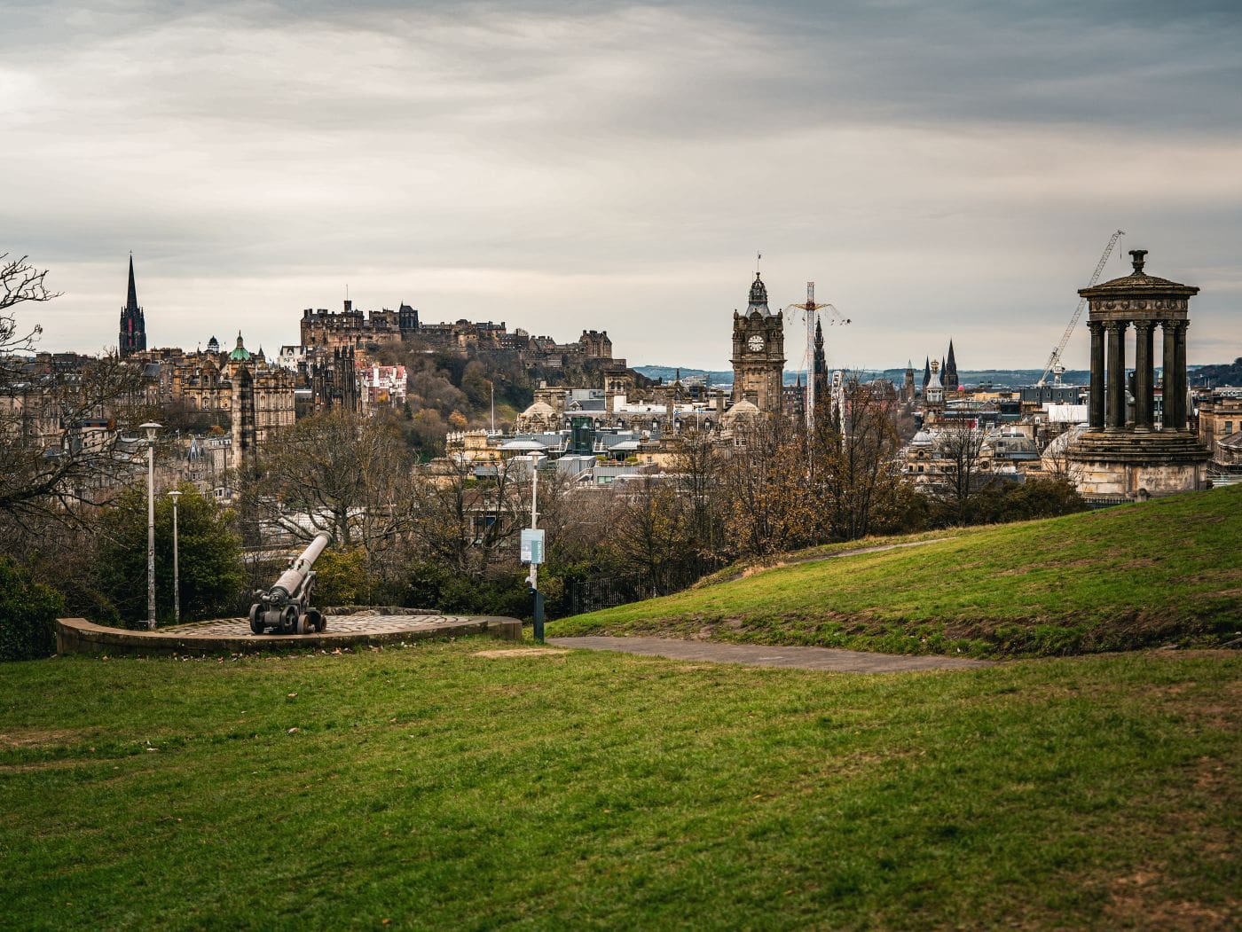 Spaziergang auf dem Calton Hill mit bestem Ausblick über die Stadt Edinburgh