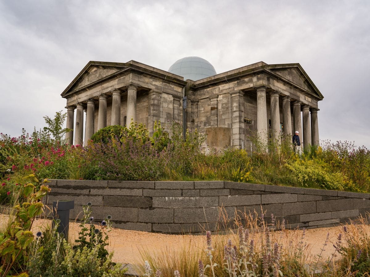 Das City Observatory Gebäube auf dem Calton Hill