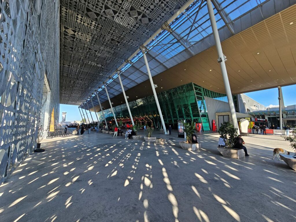 Ankunft am Flughafen Tirana, Albanien