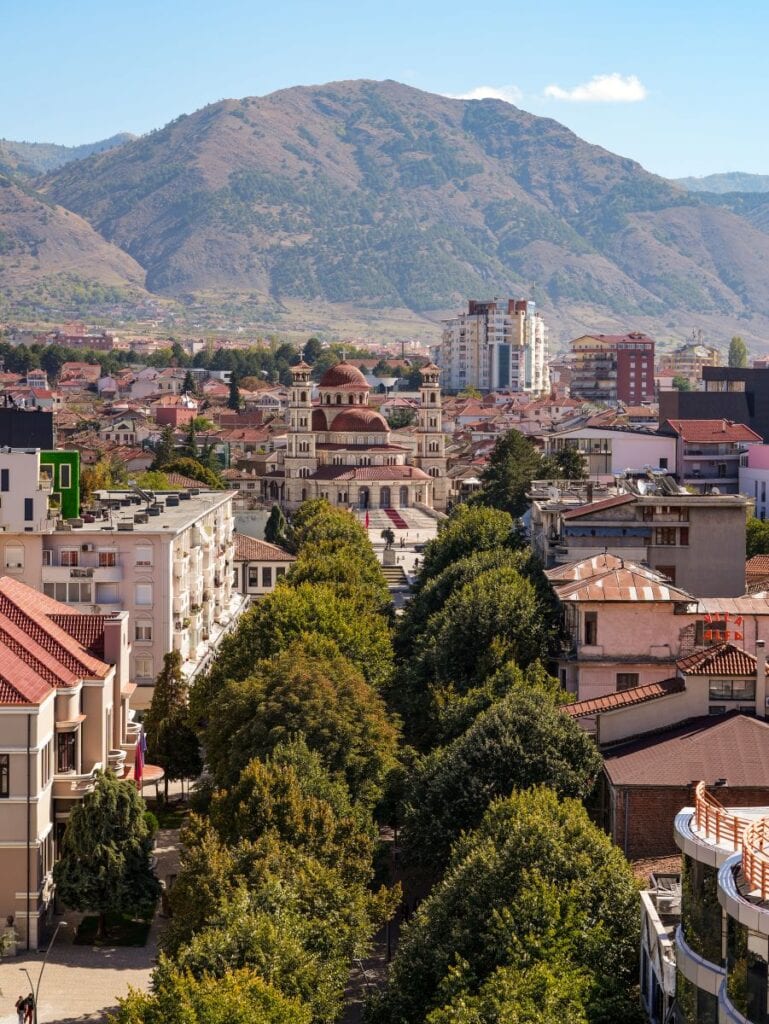 Blick auf die Allee der Fußgängerzone von Korca