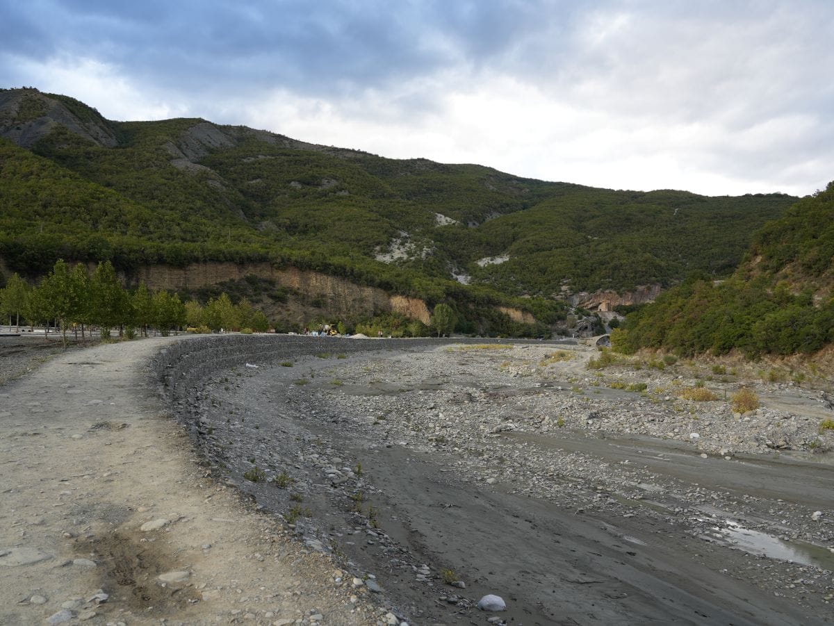 Fußweg vom Parkplatz zu den Thermalbecken