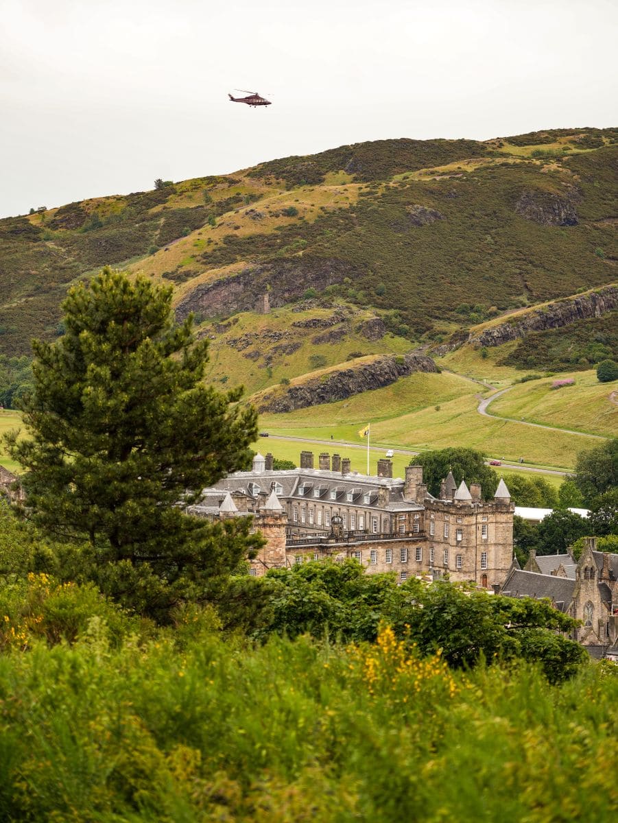 Königlicher Hubschrauber von König Charles über dem Holyrood Palace in Edinburgh, gesehen von Calton Hill