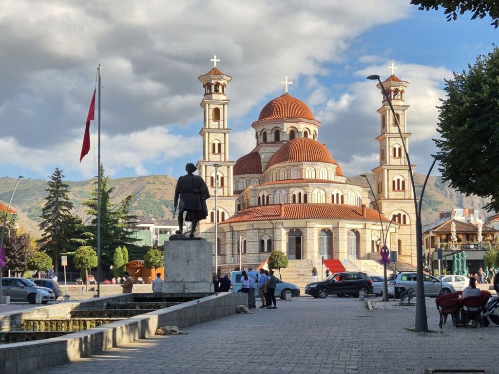 Blick auf die Kathedrale von Korca. Wir stellen die Stadt und ihre Sehenswürdigkeiten vor, inklusive der besten Unterkünfte und Altstadt